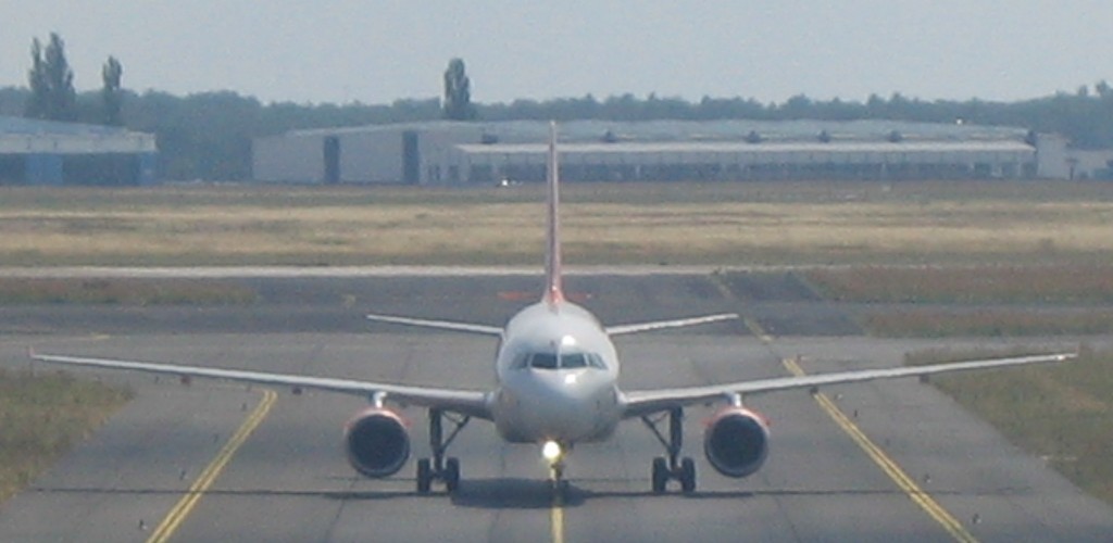 Flugzeug am Flughafen Berlin-Schönefeld. Foto: Marco Krings