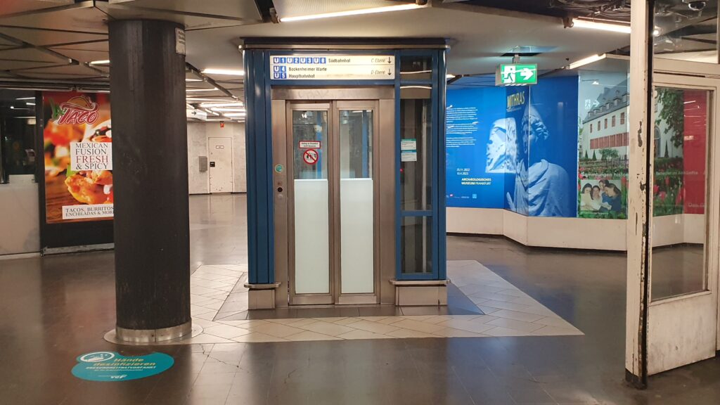 Aufzug in Frankfurt am Main. Foto: Marco Krings