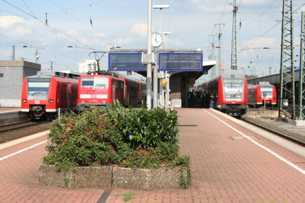 Bahnsteig in Dortmund Hbf mit verschiedenen Nahverkehrszügen