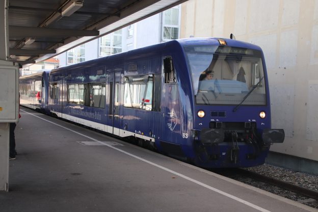 Zug der Bodensee-Oberschwaben-Bahn in Friedrichshafen Hafenbahnhof. Foto: Marco Krings