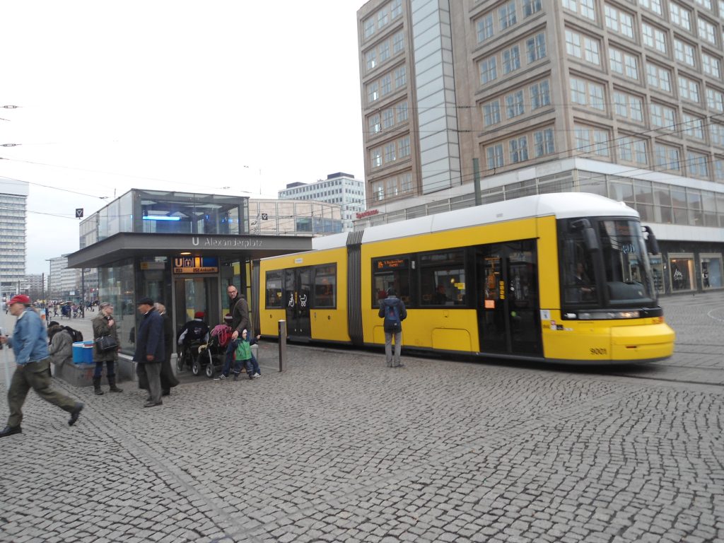 Straßenbahn der BVG in Höhe des Aufzuges der U-Bahn-Station Berlin-Alexanderplatz. Foto: Marco Krings