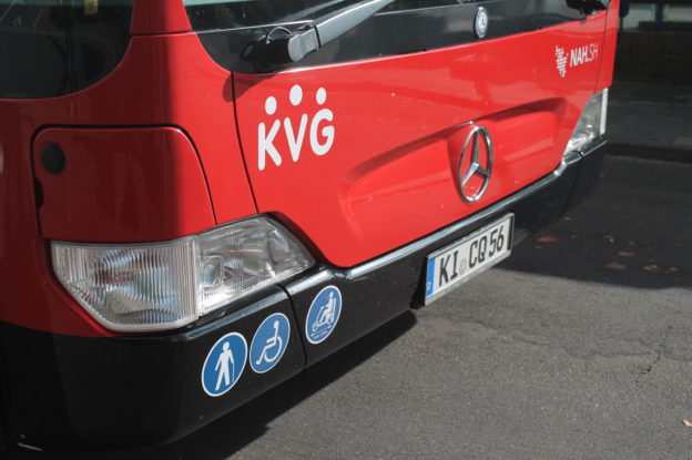 Hinweispiktogramm für E-Scooter auf einem Stadtbus. Foto: Marco Krings