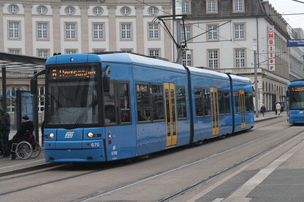 Straßenbahn der Kasseler Verkehrsgesellschaft in Kassel-Wilhelmshöhe. Foto: Marco Krings