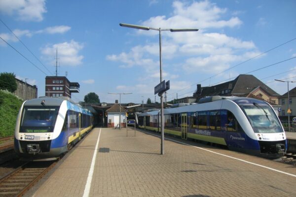 Zwei Züge der Nordwestbahn in Osnabrück