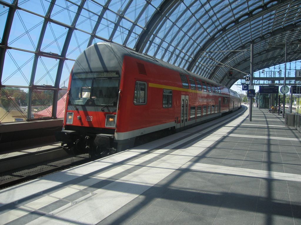 Regionalexpress im Berliner Hauptbahnhof