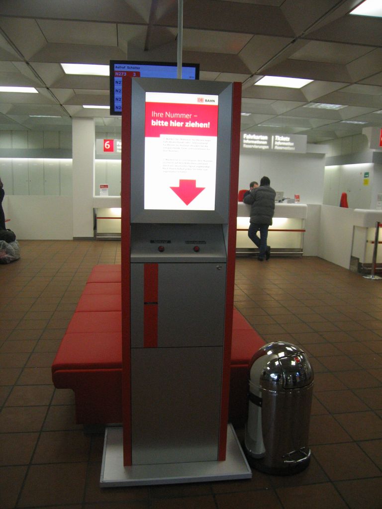 Terminal für Wartenummern im Reisezentrum.