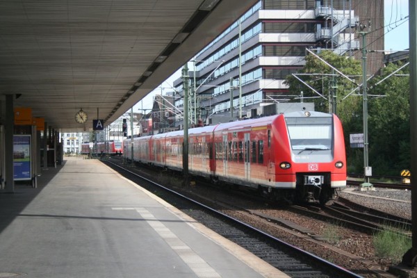 Triebwagen der S-Bahn in Hannover Hbf