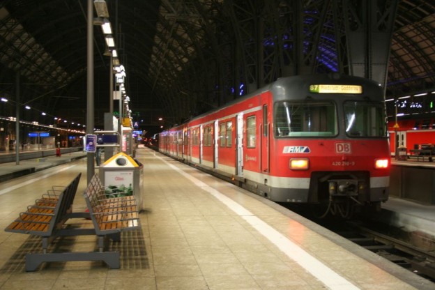 S-Bahn der Linie 7 im Hauptbahnhof Frankfurt am Main