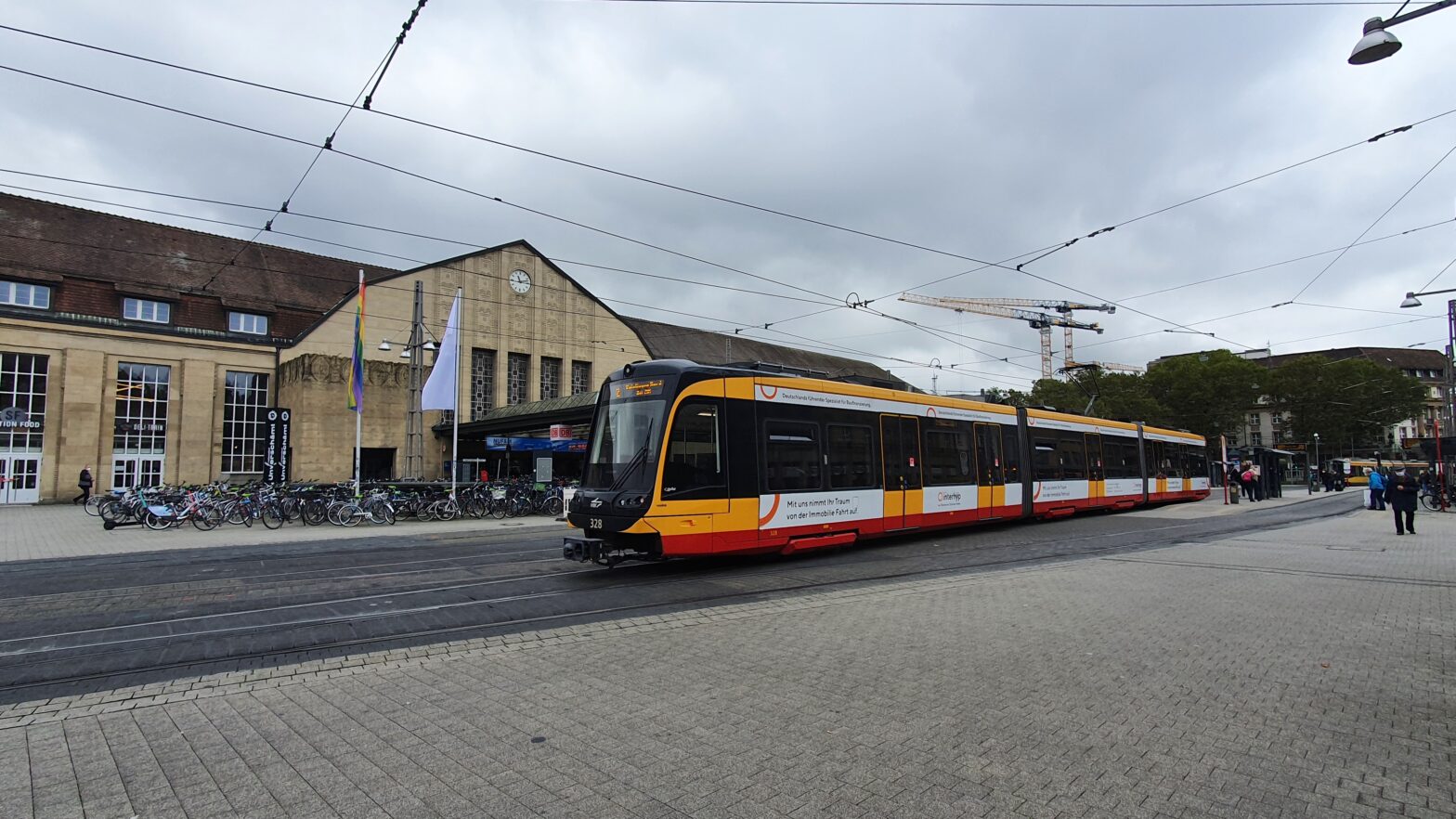Stadtbahn der AVG am Karlsruher Hauptbahnhof. Foto: Marco Krings